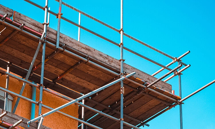 Renovierung - Gerüst an einem Haus für Renovierungsarbeiten und Fassadenarbeiten in Illertissen