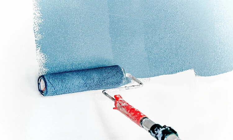 Maler bei der Wandgestaltung mit Farbe & Struktur in Illertissen