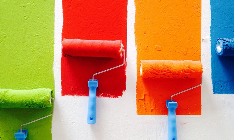 Malerrolle mit bunten Farben – Malerarbeiten und Farbgestaltung in Illertissen